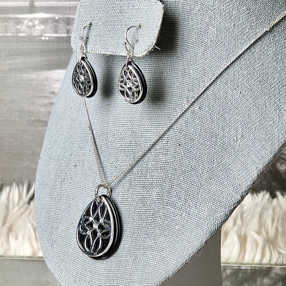 🎄🎁🛑Cover Story Necklace & Earrings Gift Set - Picture 3 of 4